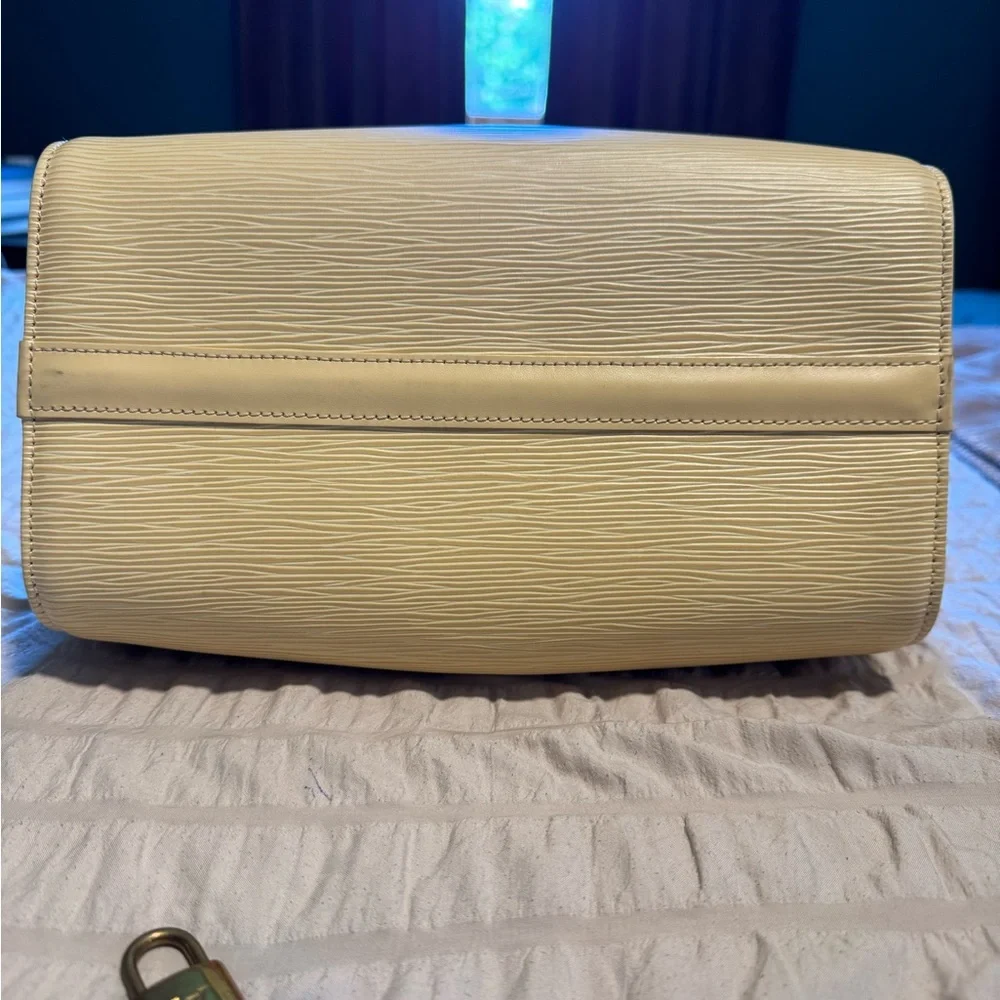 LOUIS VUITTON CLASSIC SPEEDY 25 EPI LEATHER HANDBAG - Picture 6 of 16